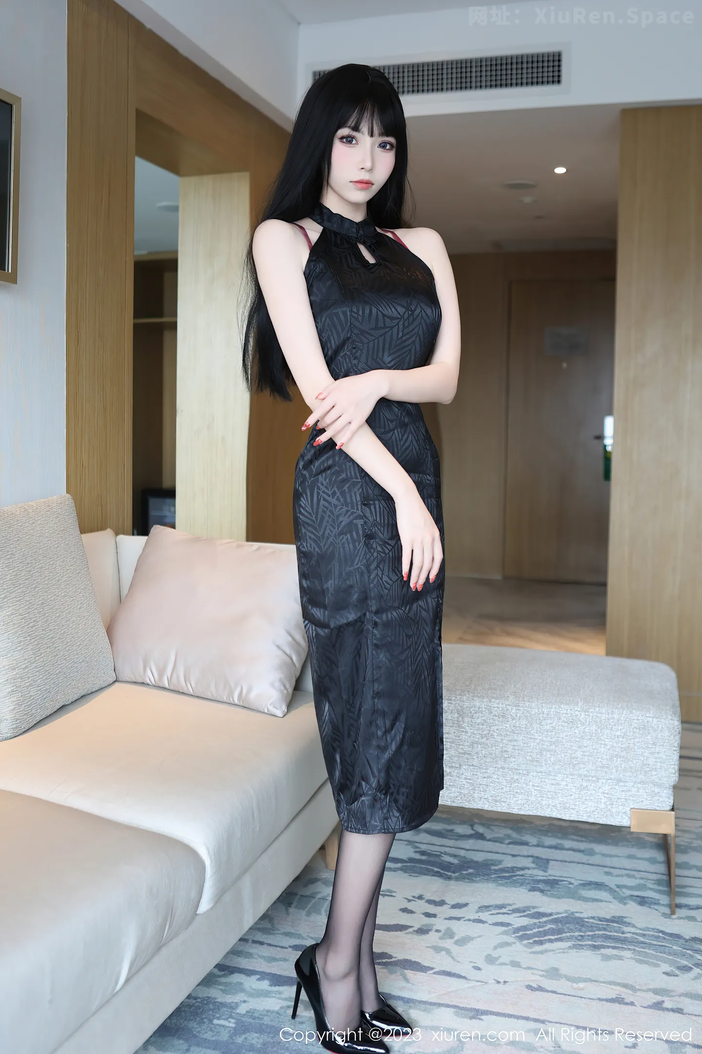 图片[4]-[XiuRen秀人网]2023.02.28 VOL.6333 王婉悠Queen 快餐店大胆拍摄 黑色情趣内衣加黑丝美腿性感私房写真集-秀人网官方网站